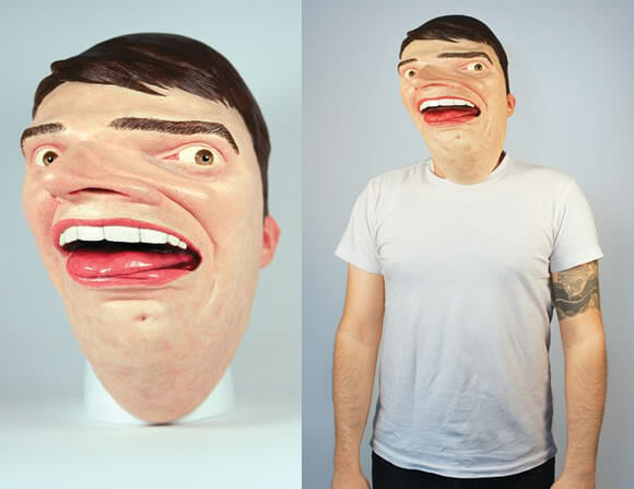 Designer cria uma máscara de seu próprio rosto distorcido.