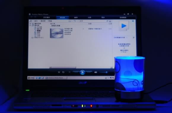 Hub USB, speaker, luminária e porta-canetas em um só gadget!