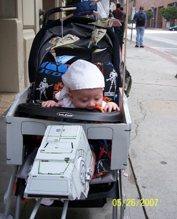 Carrinho de bebê em forma de AT-AT de Star Wars