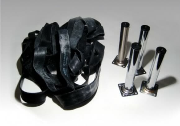 Prateleiras elásticas feitas com câmaras de pneus e tubos de bicicleta.