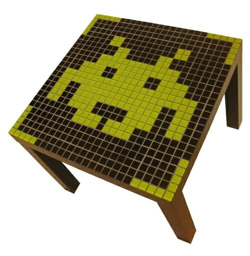 Mesa de centro Space Invaders para decorar casas de gamers e geeks.