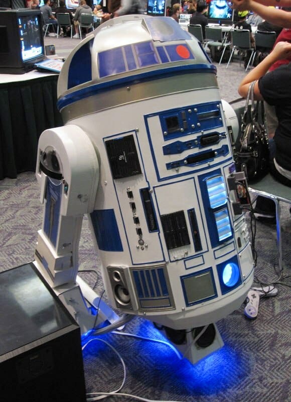 Um R2-D2 recheado de videogames e um projetor. O melhor amigo dos geeks!