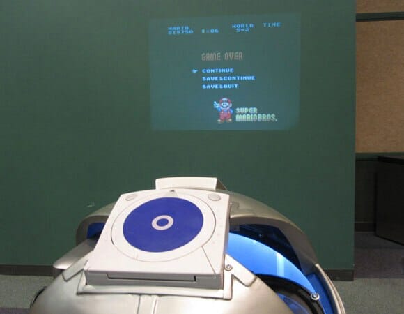 Um R2-D2 recheado de videogames e um projetor. O melhor amigo dos geeks!