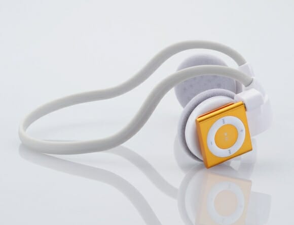 Headphone da Elecom toca as músicas de seu iPod Shuffle sem usar fios.