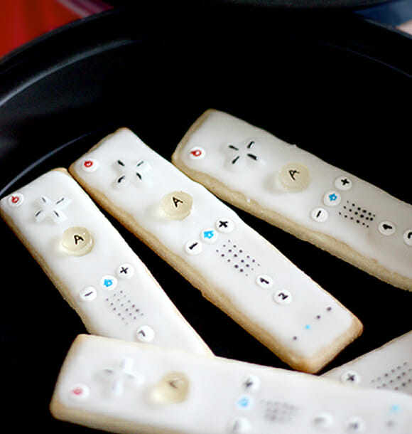 Biscoitos geeks em forma de controle do Nintendo Wii.