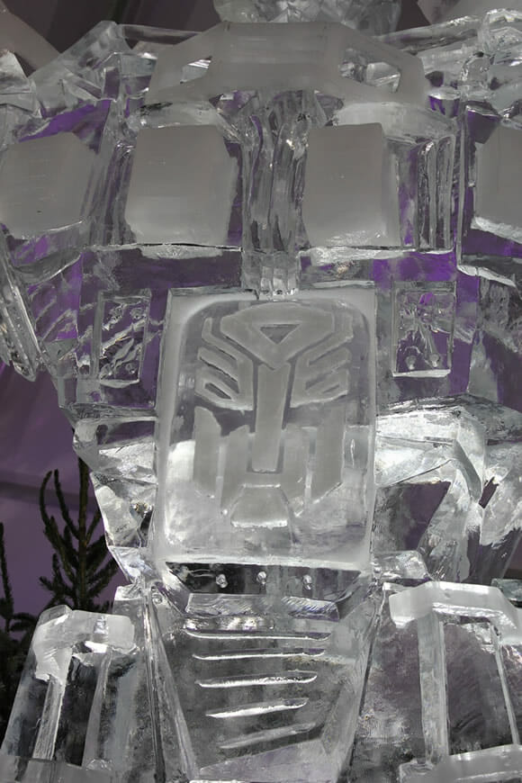 Escultura do Optimus Prime de 8 metros de altura feita de gelo.
