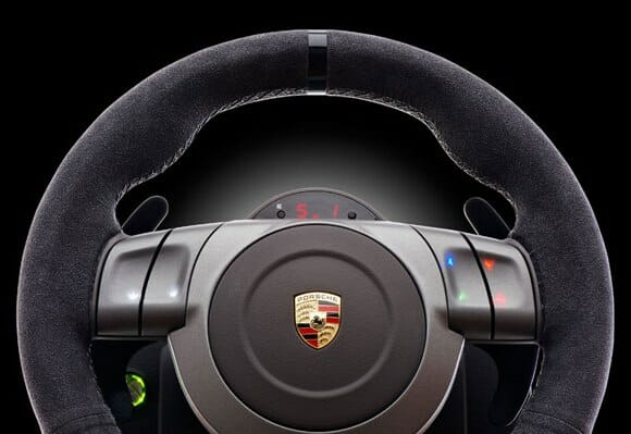 Uma réplica do volante da Porsche para jogar no Xbox 360, PS3 ou PC.