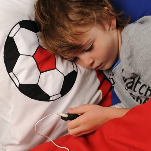 Travesseiro com speaker embutido para embalar o sono das crianças.