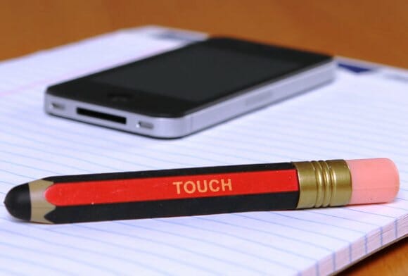 Uma caneta stylus em forma de lápis para iPhones e iPods Touch.