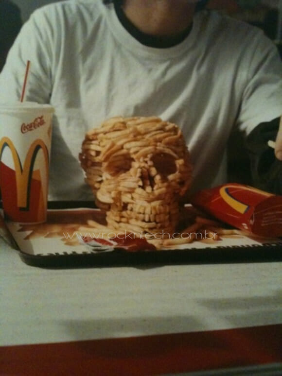 FOTOFUN - Me vê um Big Mac e um Mac Crânio por favor. O quê?