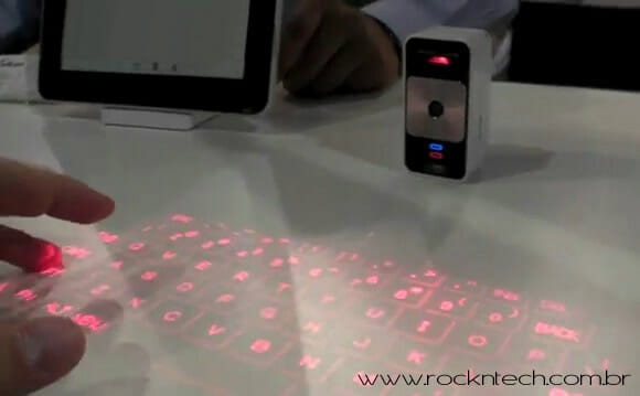 Que tal equipar seu smartphone com um teclado projetado por um projetor? (com vídeo)
