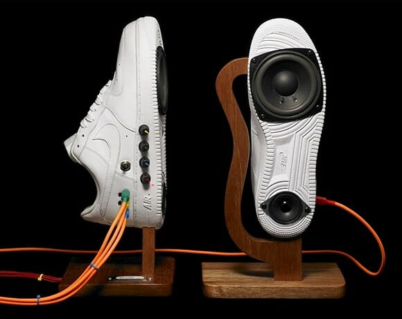 Speakers feitos a partir de um Nike Air Force.