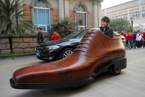 Sapato gigante é na verdade um veículo elétrico.