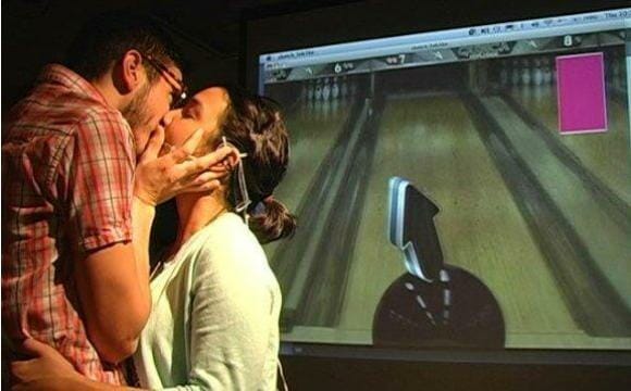 Agora já é possível jogar jogos de videogame beijando! ;*