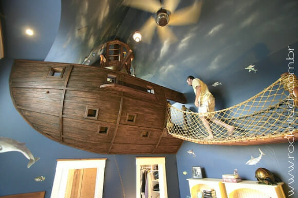 Um quarto incrível que tem até navio pirata!