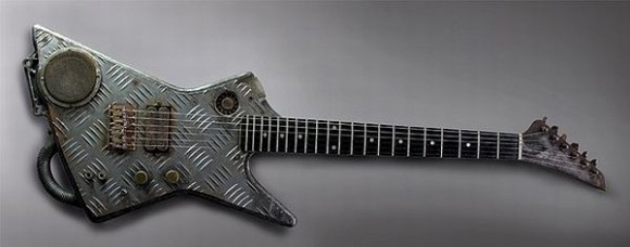 Cyberpunk Guitar - Brinde o Rock'n Roll com uma guitarra Steampunk de Metal!