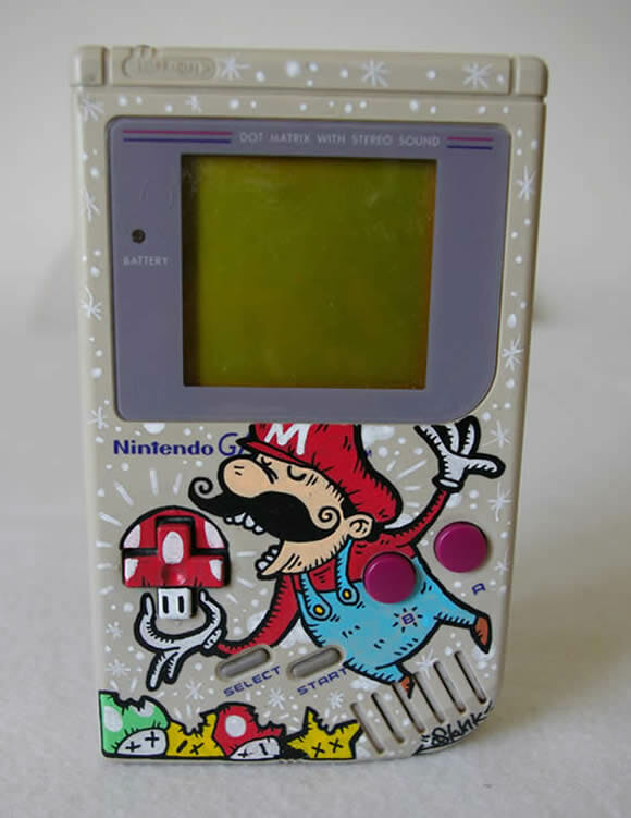 Game Boy customizado com desenhos do Super Mario.