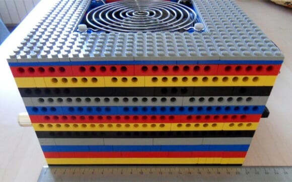 Um PC feito inteiramente com blocos de LEGO.