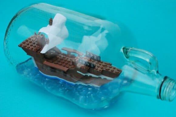 Um barco de LEGO construído dentro de uma garrafa. (com vídeo)