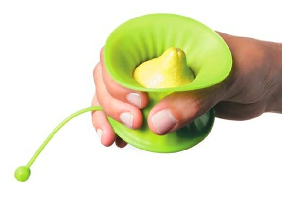 Com o espremedor Lékué fazer suco de limão é muito mais fácil!