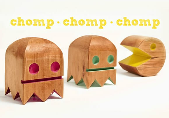 Personagens do Pac-Man feitos de madeira.