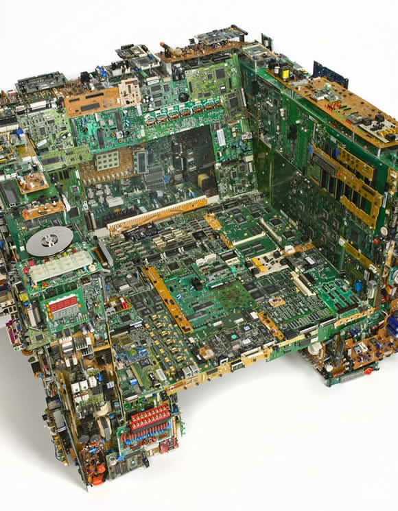 Poltrona geek feita com peças de PCs antigos.
