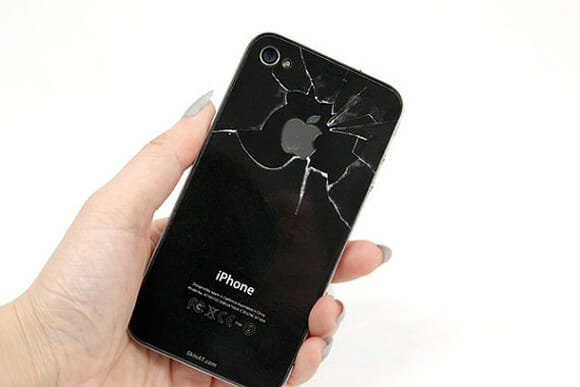 Um adesivo para iPhone que o deixa com aparência de quebrado.