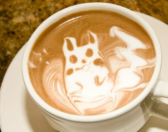 Deixe seu café da manhã mais divertido criando obras de arte geeks no leite!