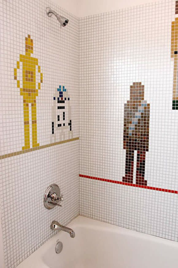 Banheiro geek tem mosaico do Star Wars na parede.