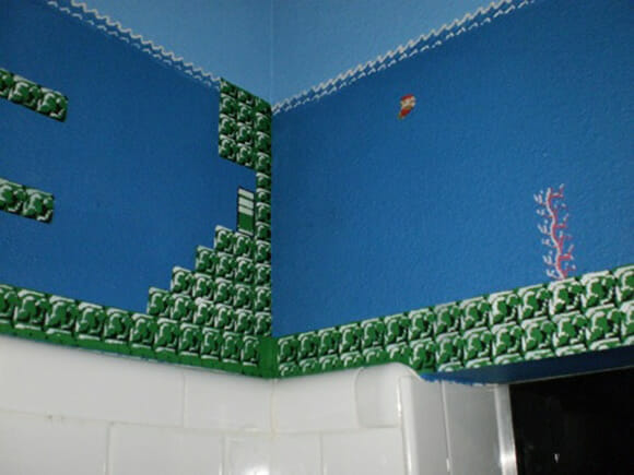 Banheiro geek tem paredes decoradas com o tema Super Mario Bros.