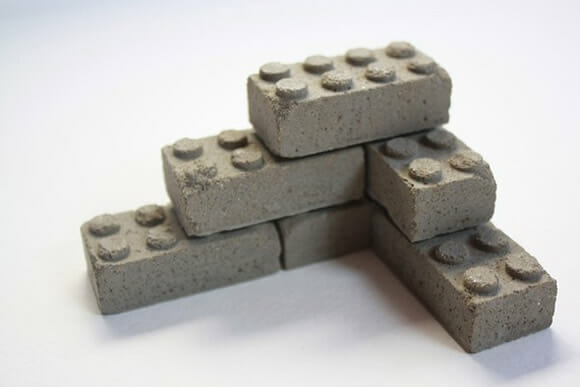 Blocos de LEGO feitos de concreto.