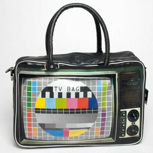 Uma bolsa que imita as TVs de antigamente.