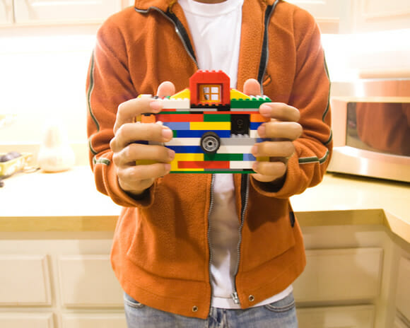 Um iPhone 4 junto com alguns blocos de LEGO se transforma em uma Câmera de LEGO!