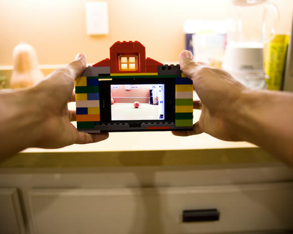 Um iPhone 4 junto com alguns blocos de LEGO se transforma em uma Câmera de LEGO!