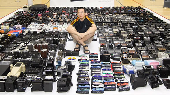 Um homem e suas mais de 1000 câmeras fotográficas.