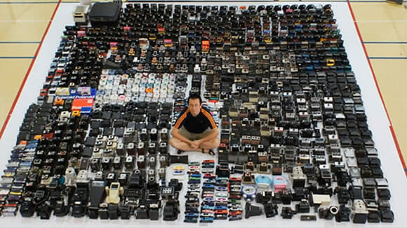 Um homem e suas mais de 1000 câmeras fotográficas.