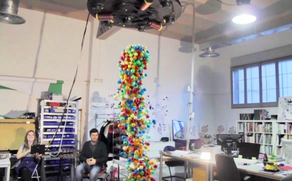 Centenas de bolas coloridas + um Eletroímã gigante = Um vídeo criativo! (com vídeo)