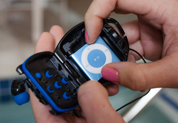 INT4-BK - Para escutar as músicas de seu iPod dentro da piscina!