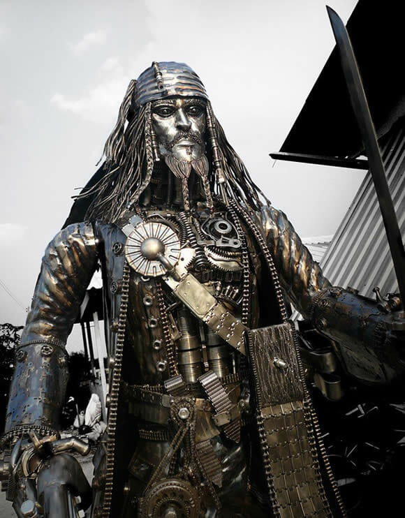 O incrível Jack Sparrow feito de metal com quase 3 metros de altura e cerca de 500 kg!