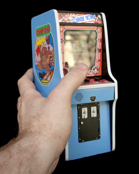 Com vocês: A menor máquina de fliperama do game Donkey Kong do mundo. (com vídeo)