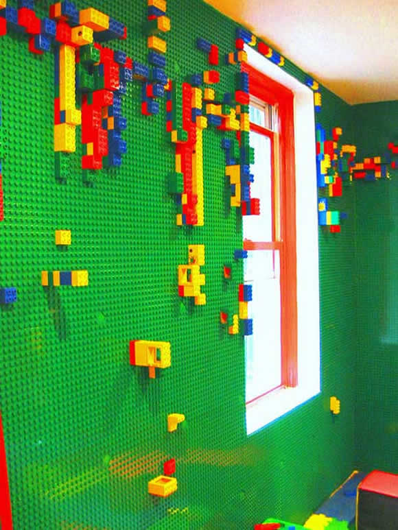 Um quarto com todas as paredes revestidas de LEGO!