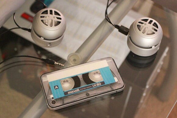 Adesivo retrô transforma seu iPhone em uma fita cassete.