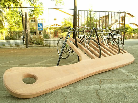 Um pente gigante para estacionar bicicletas!
