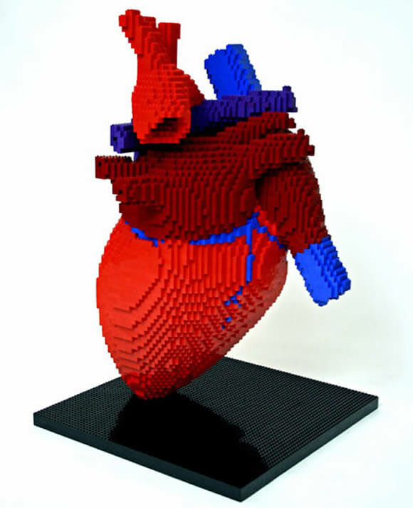 Réplica do coração humano feito com blocos de LEGO.