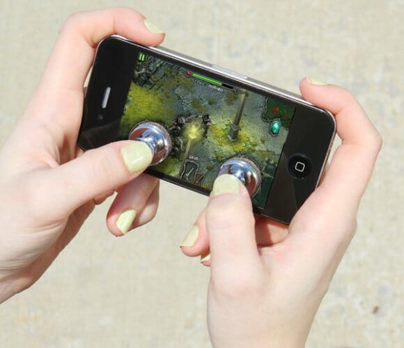 Joystick especial transforma seu iPhone ou iPod Touch em um mini Fliperama.