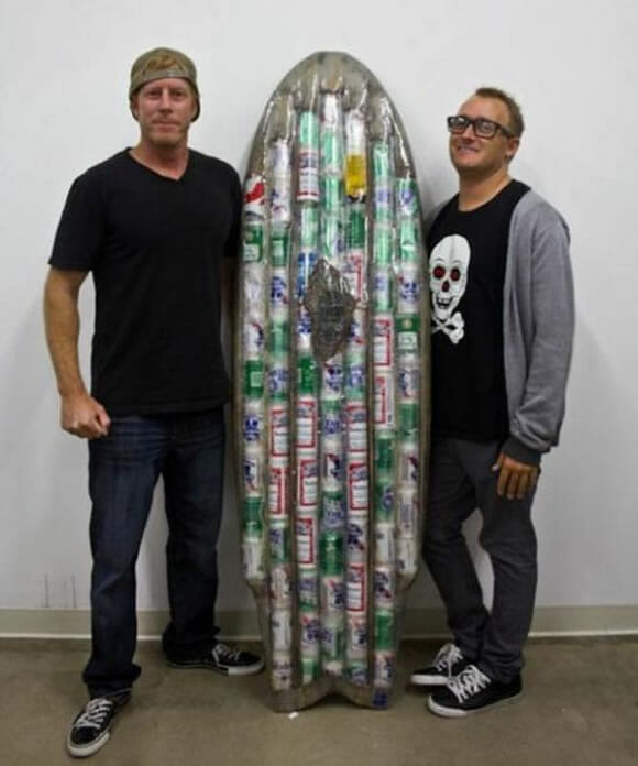 Uma prancha de surf ecológica feita com 72 latas de cerveja recicladas. (com vídeo)
