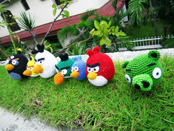 Personagens do jogo Angry Birds feitos de crochê.