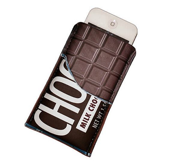 Uma capa para celulares e smartphones em forma de barra de chocolate.