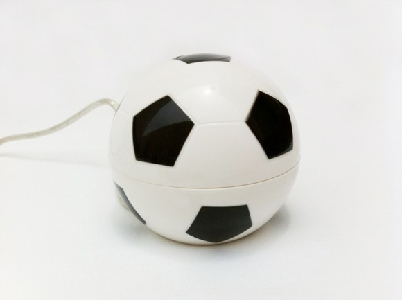 Hub USB em forma de bola de futebol.