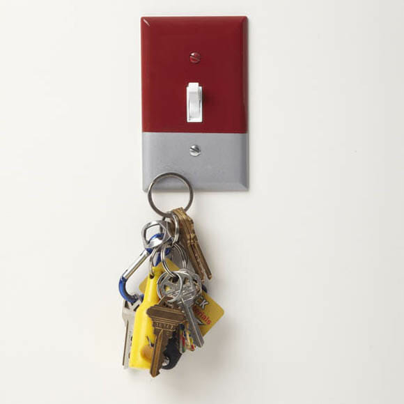 Pendure as chaves de sua casa em um interruptor magnético!